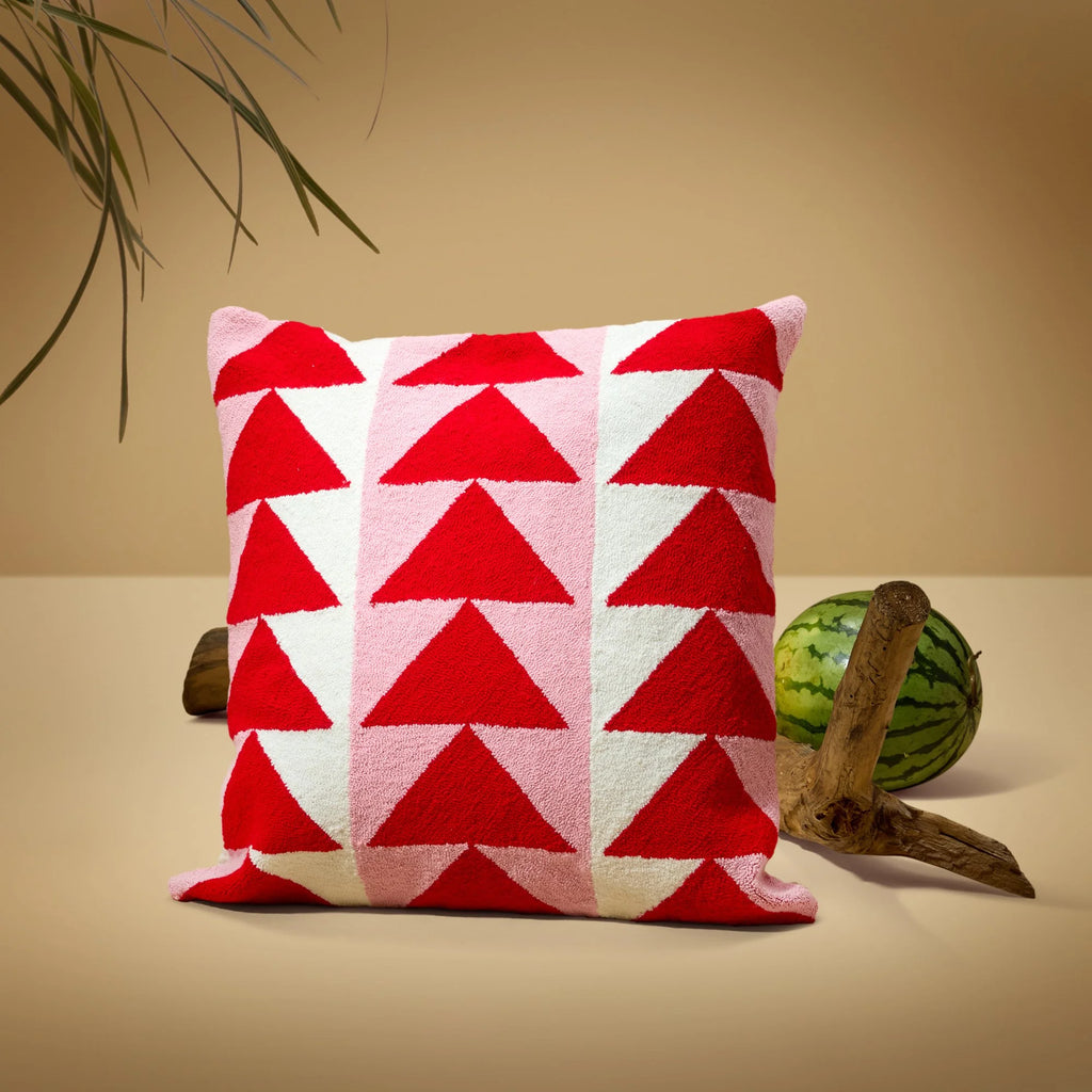 Wayuu square pillow (Red triangles)